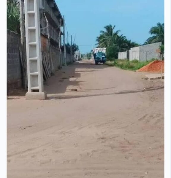 625m2 en vente en 2e position du CEG Pahou et en 3e position des rails